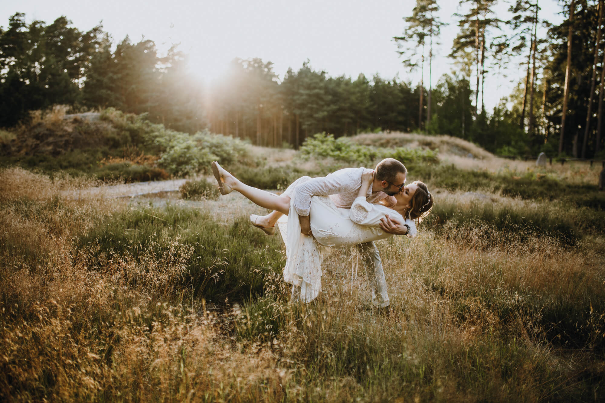 Na plenerowej sesji narzeczeńskiej w lesie w Trójmieście zakochana para pozuje do zdjęć