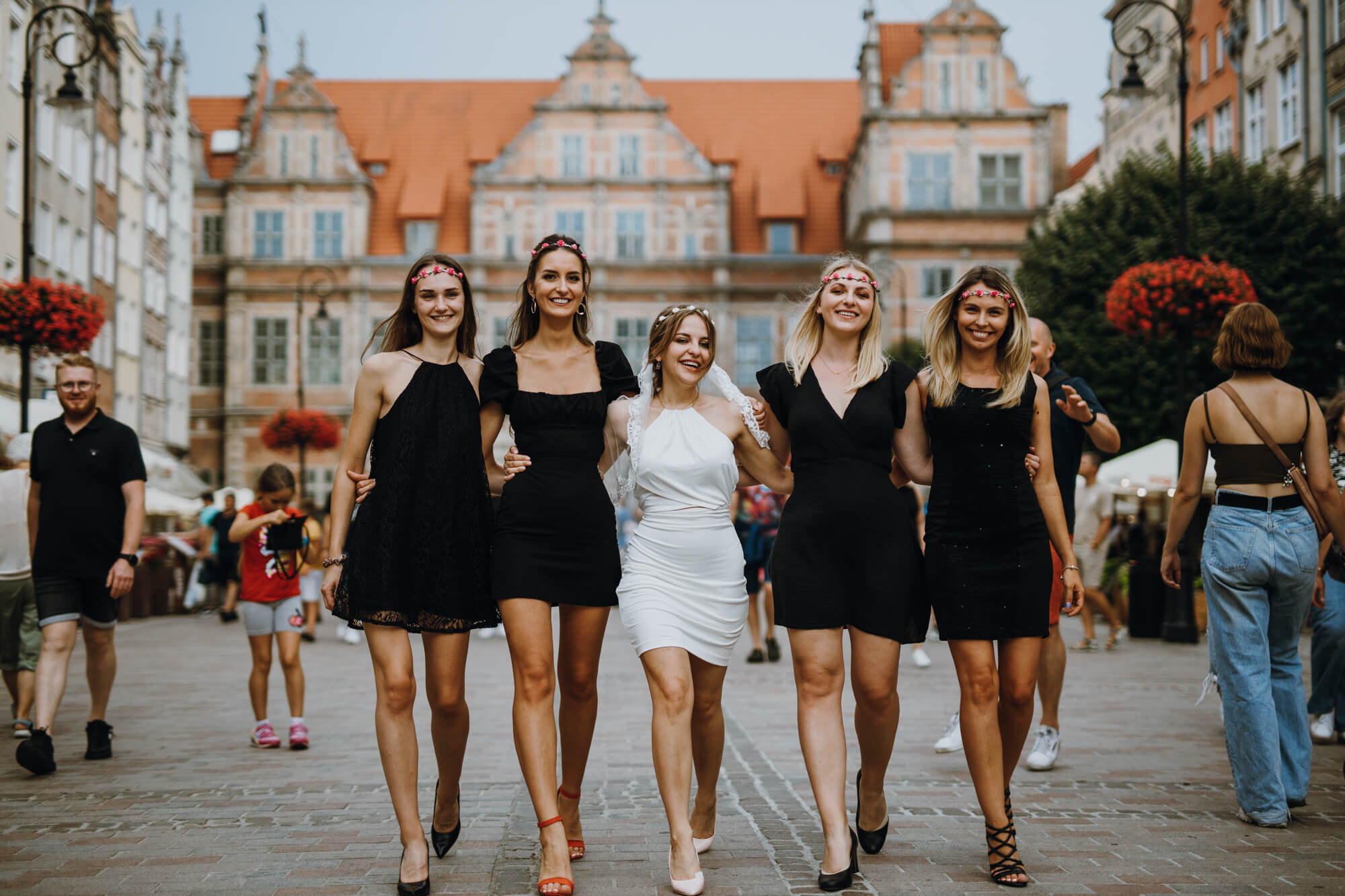 sesja wieczoru panieńskiego na starym mieście w Gdańsku