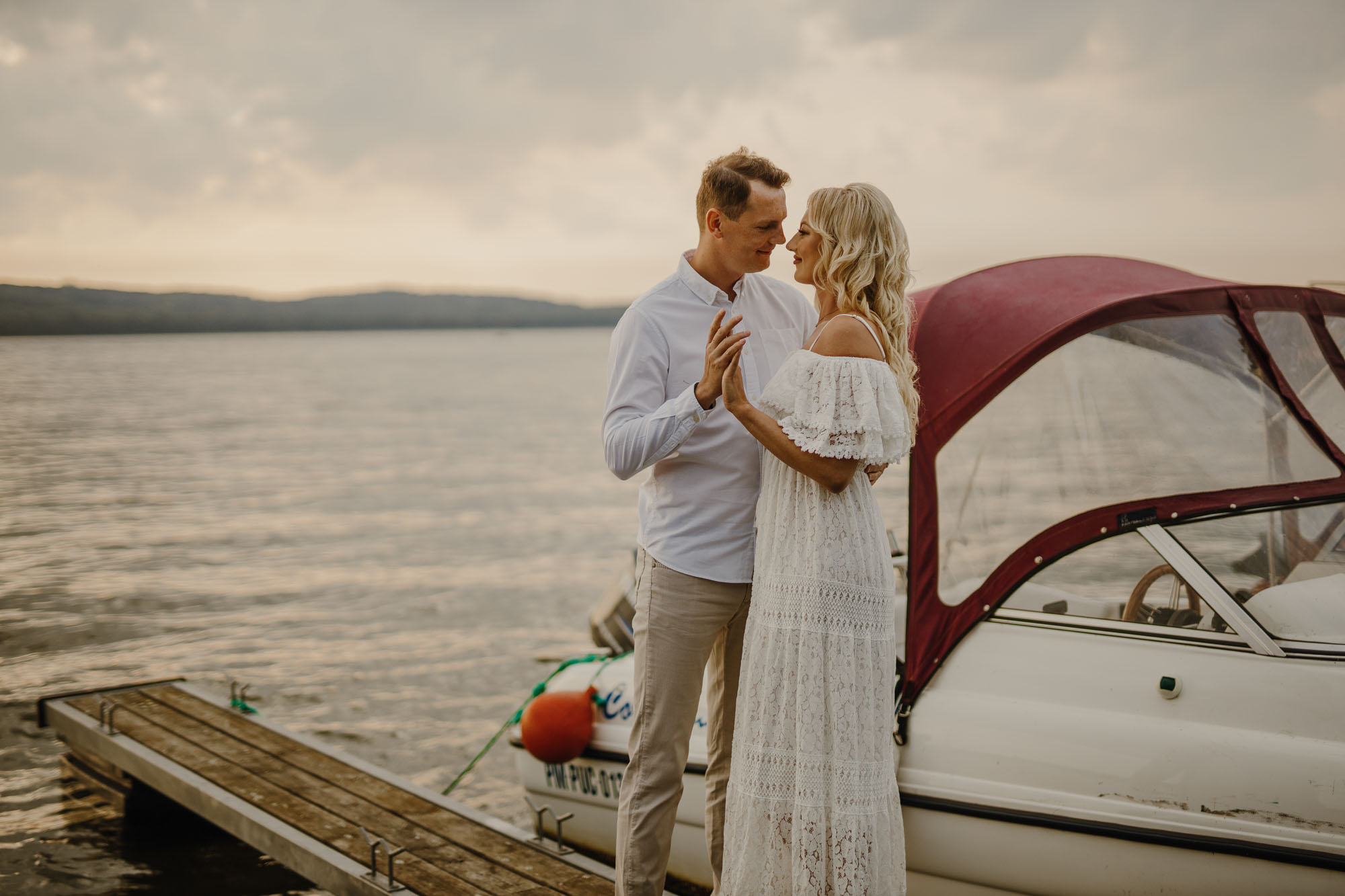 sesja narzeczeńska nad jeziorem pomorskie