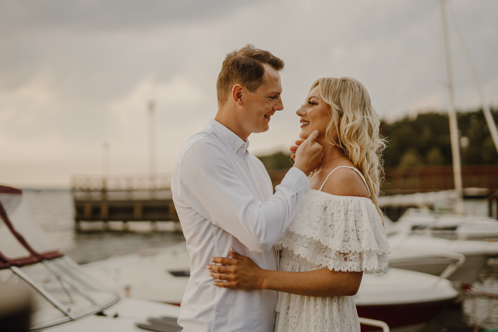 sesja narzeczeńska nad jeziorem