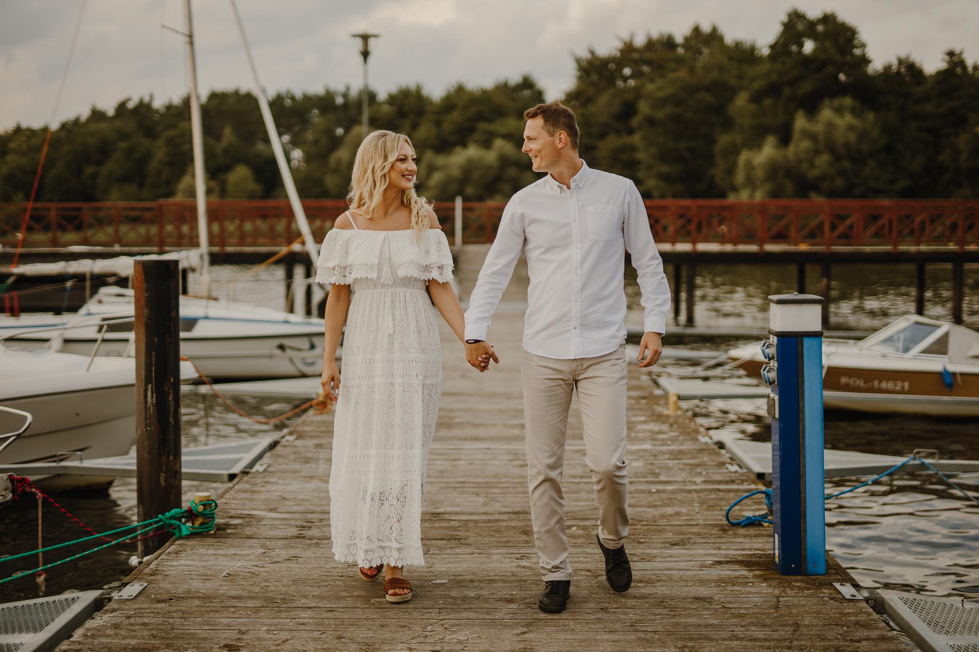 sesja narzeczeńska nad jeziorem