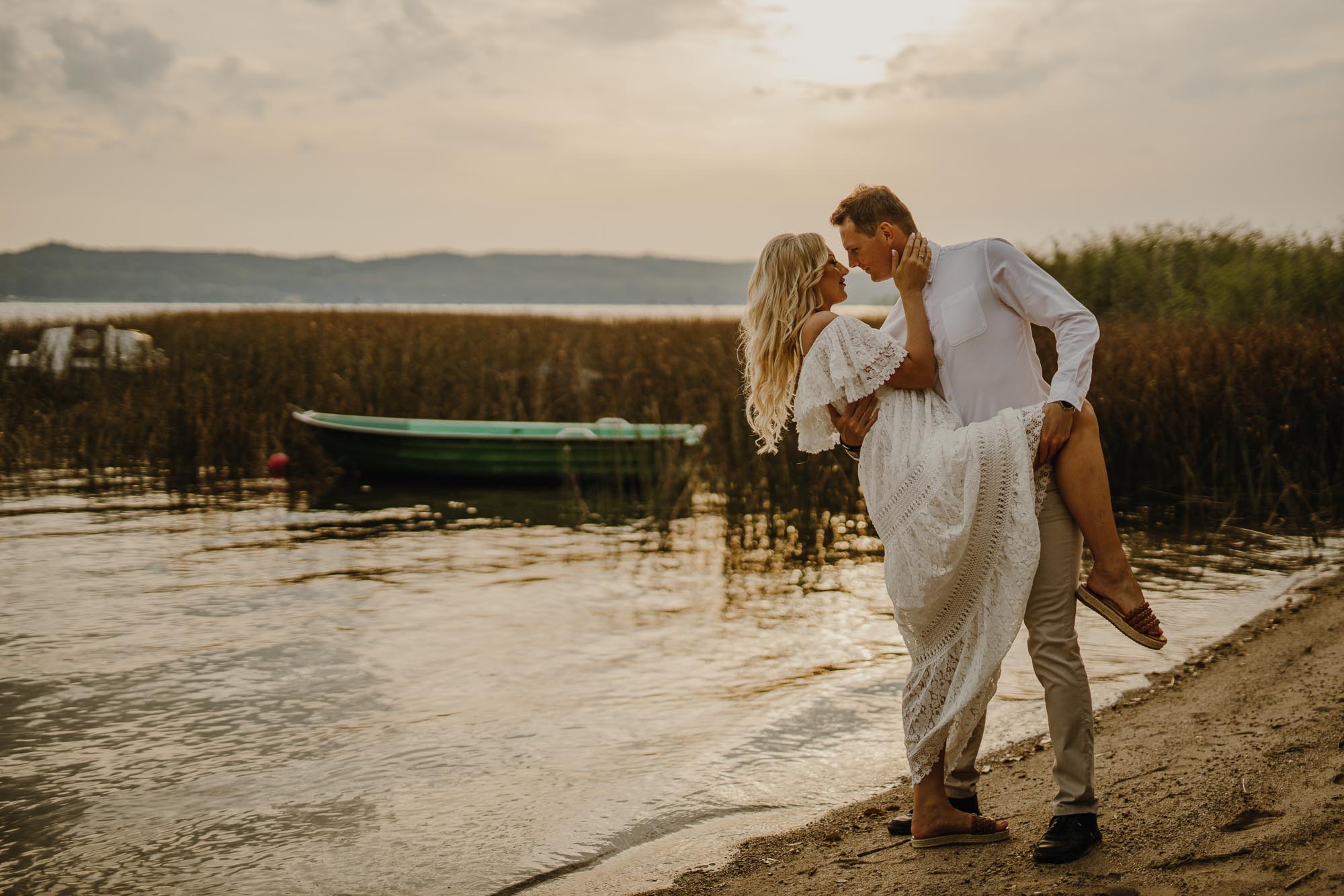 sesja narzeczeńska nad jeziorem