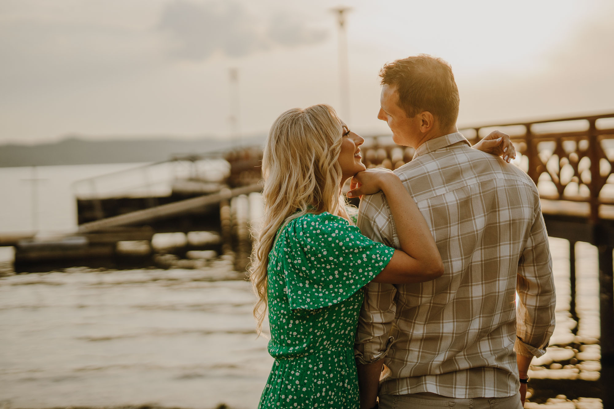 sesja narzeczeńska nad jeziorem