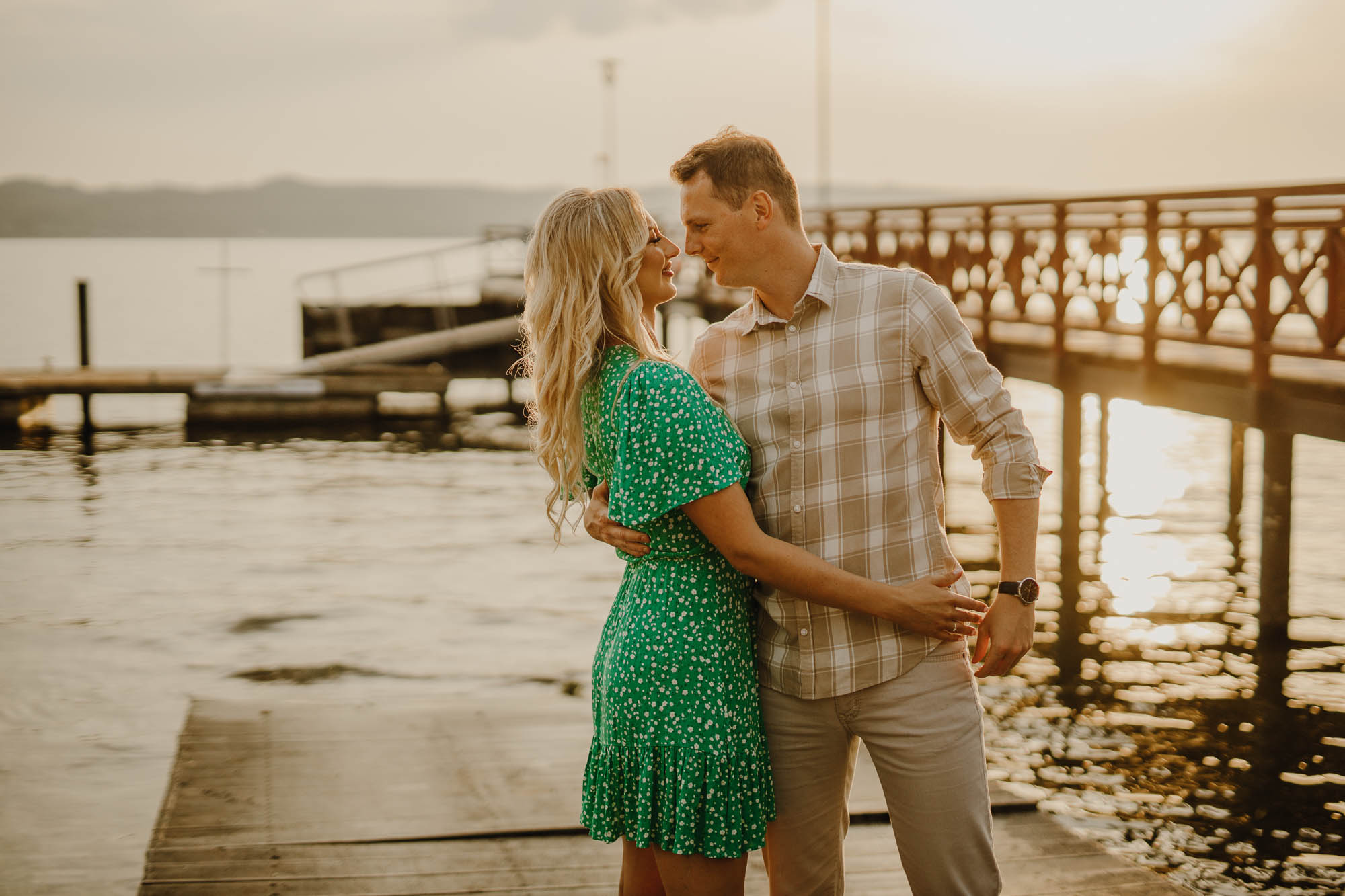 sesja narzeczeńska nad jeziorem