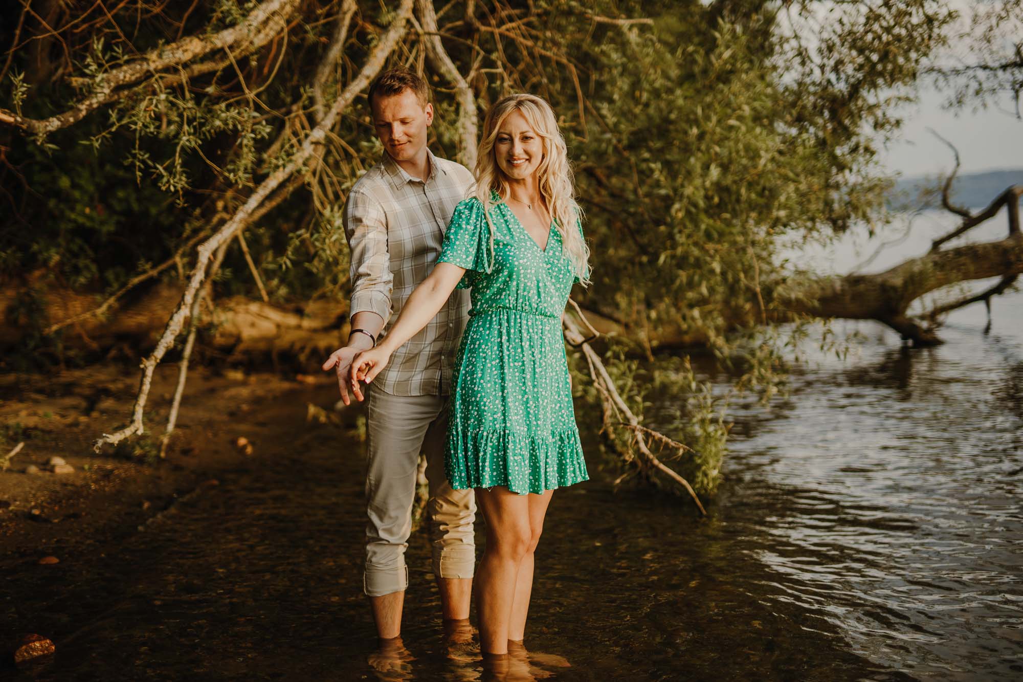 sesja narzeczeńska nad jeziorem