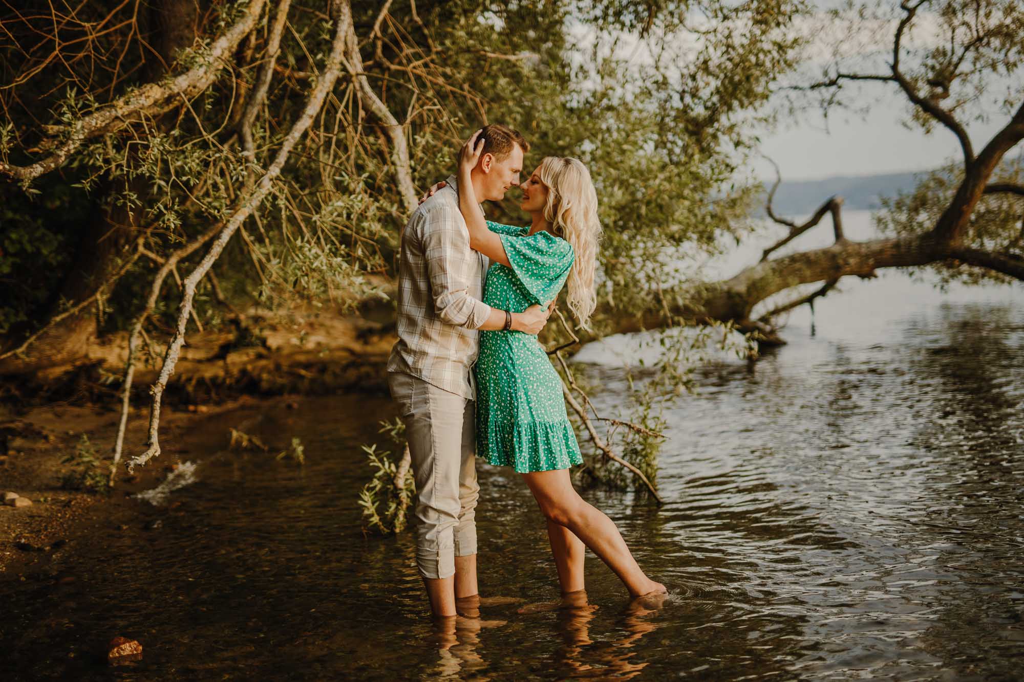 sesja narzeczeńska nad jeziorem