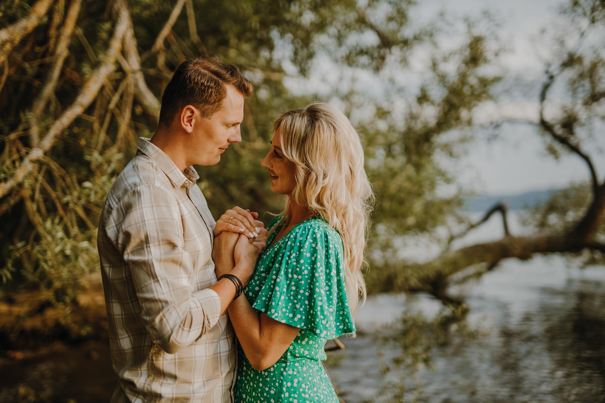 sesja narzeczeńska nad jeziorem