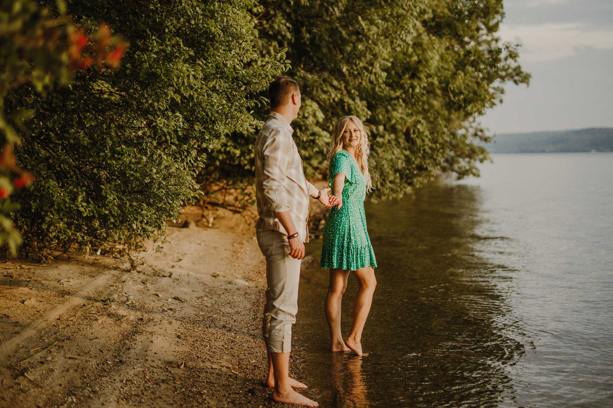 sesja narzeczeńska nad jeziorem